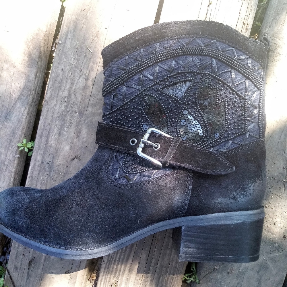 Western low boots.